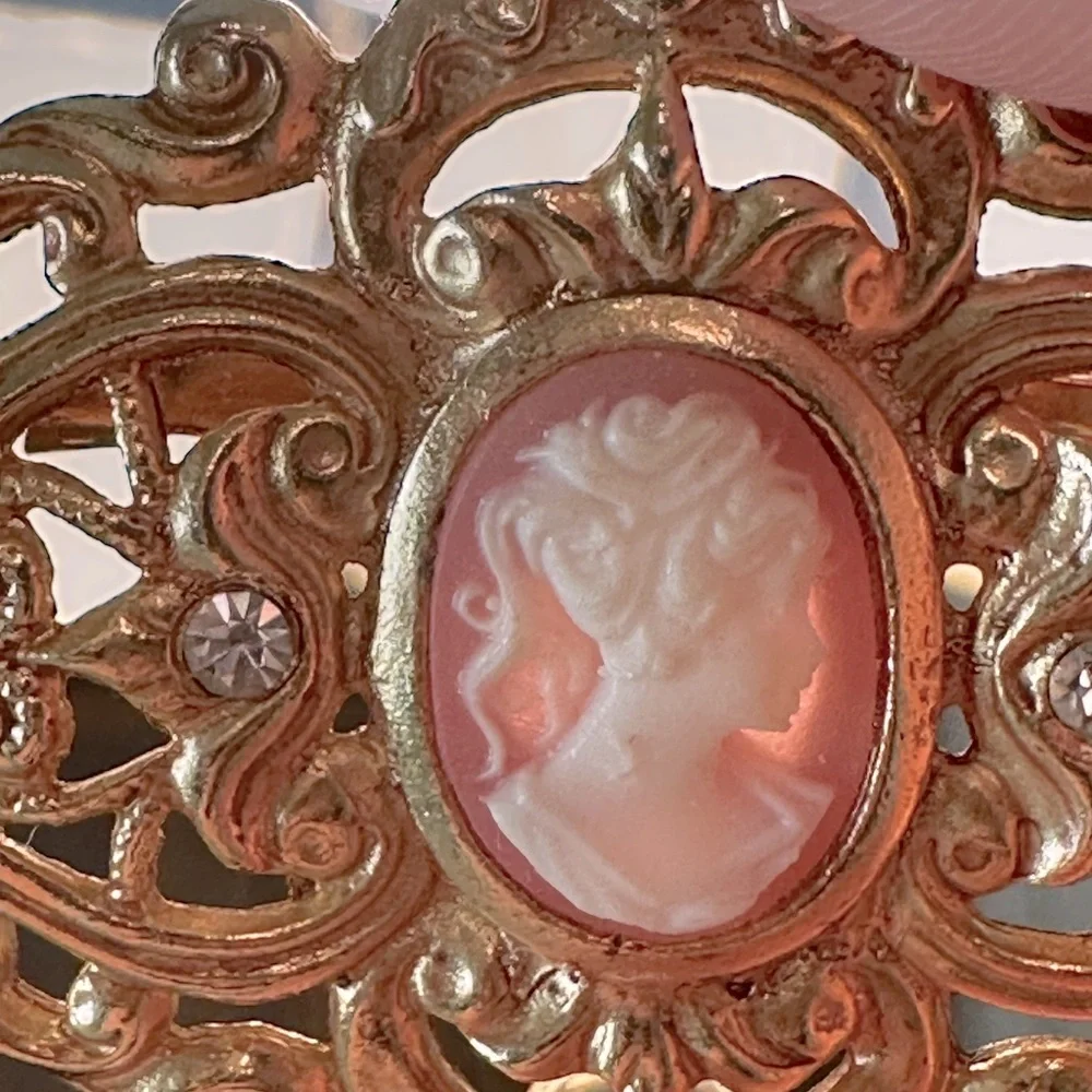 Vintage Genuine Cameo With Tassel Brooch Horizontal Intricate Scroll Design Gold - Picture 8 of 11